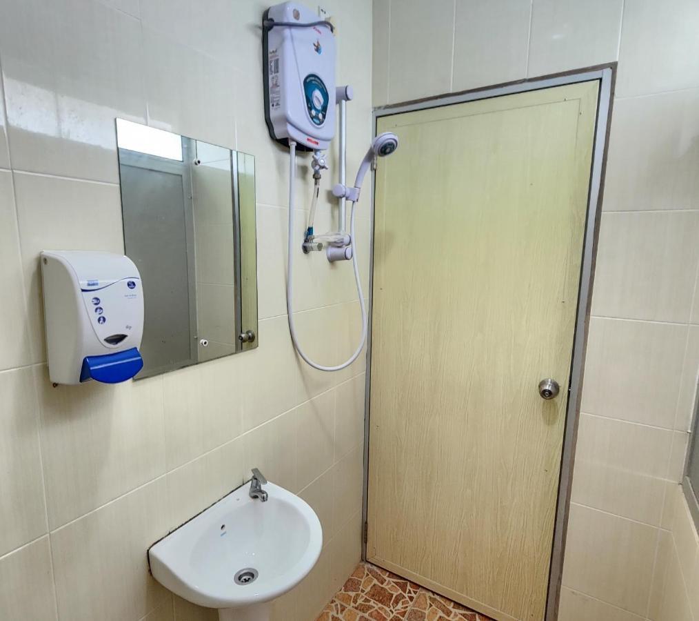 Oyo 90743 Hotel Ban Cheong Kangar Esterno foto